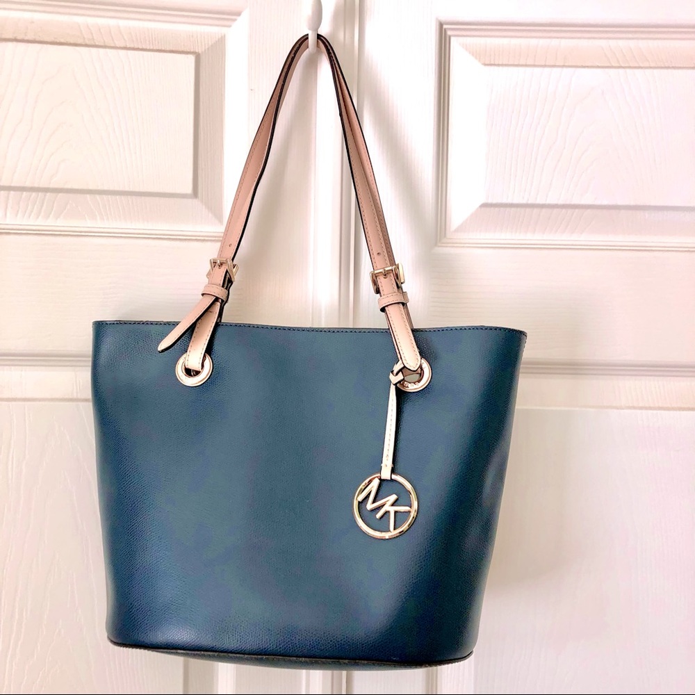 MICHAEL KORS HANDBAG~ NEW~ Navy Blue w/ Tan Handles~ Gold Hardware~ Snap Closure